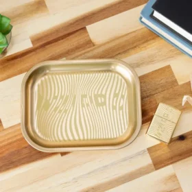 Coffret cadeau comprenant un plateau à rouler et un briquet