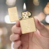 Coffret cadeau comprenant un plateau à rouler et un briquet