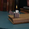 Emblème en cuir marron – Design zippo