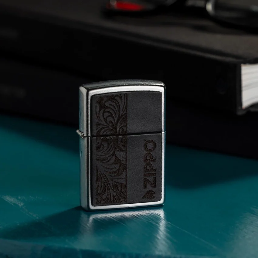 Emblème en cuir noir – Motif zippo Emblème en cuir noir – Motif zippo