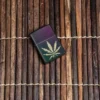 Feuille de cannabis irisée