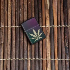 Feuille de cannabis irisée