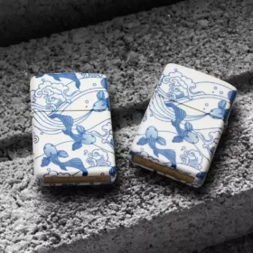 Motif « carpes koï » en porcelaine