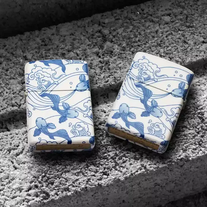 Motif « carpes koï » en porcelaine Motif « carpes koï » en porcelaine